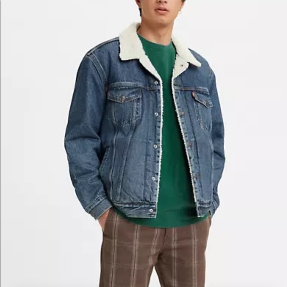Medium Wash Levi’s Sherpa trucker jacket in size small! - Picture 2 of 5